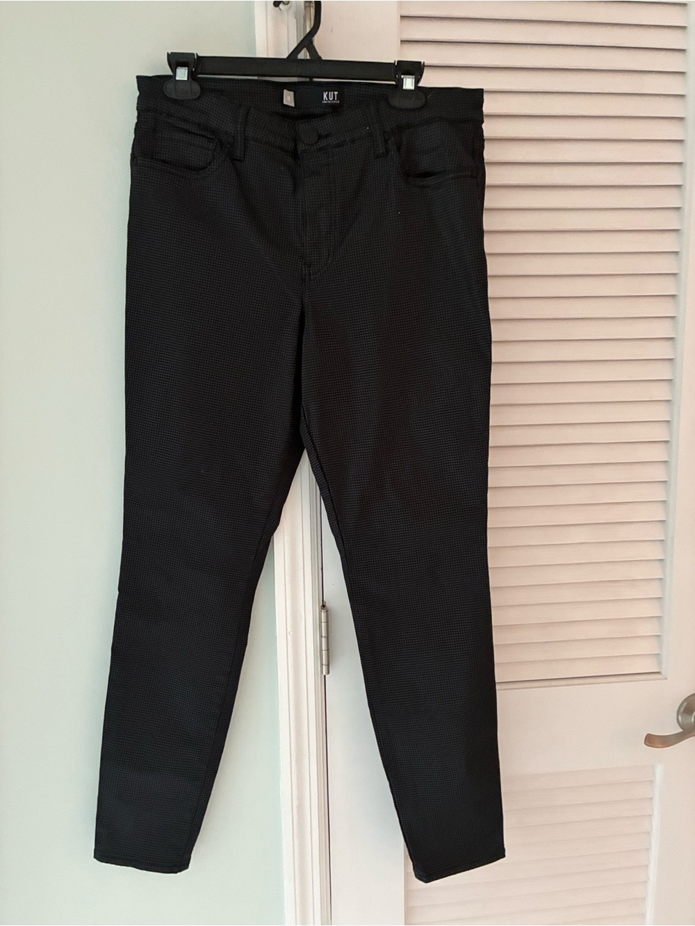 Kut from the Kloth Black/Grey Houndstooth Straight Leg Jeans. Size 12.